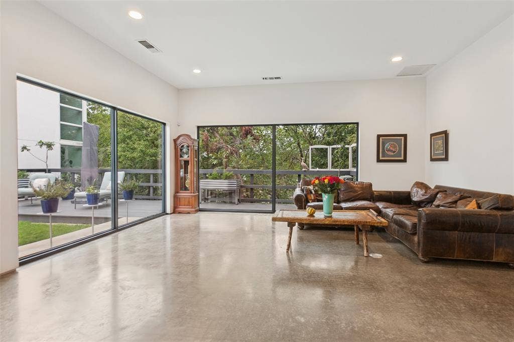 31 Vanguard Way, Dallas, TX 75243