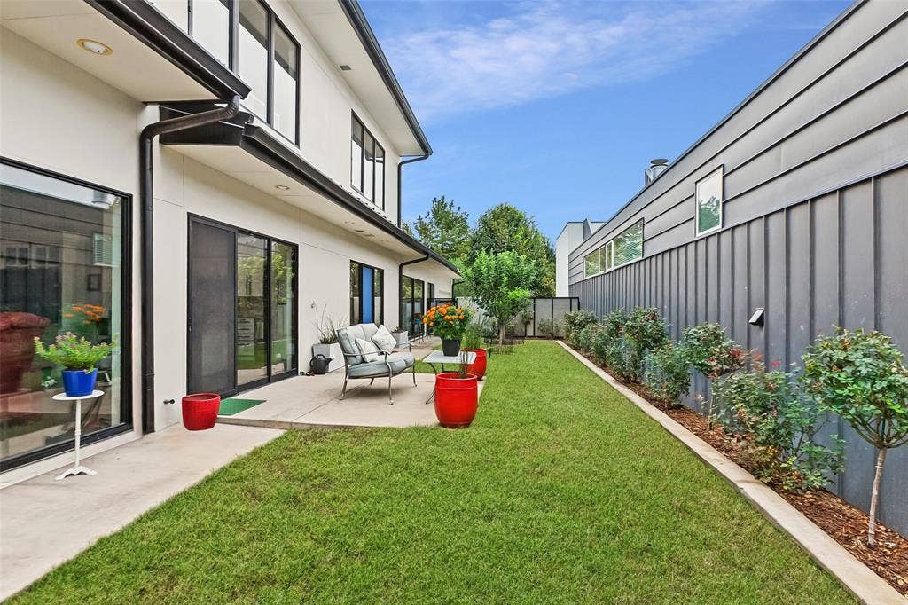 31 Vanguard Way, Dallas, TX 75243