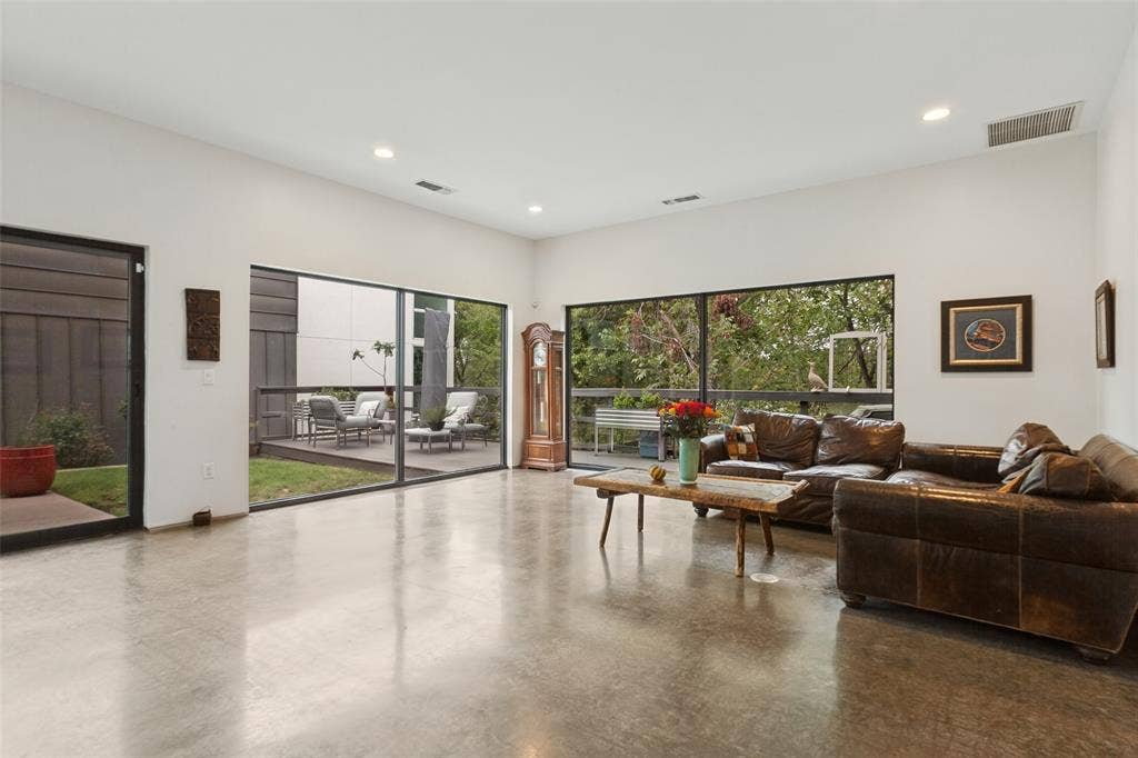 31 Vanguard Way, Dallas, TX 75243