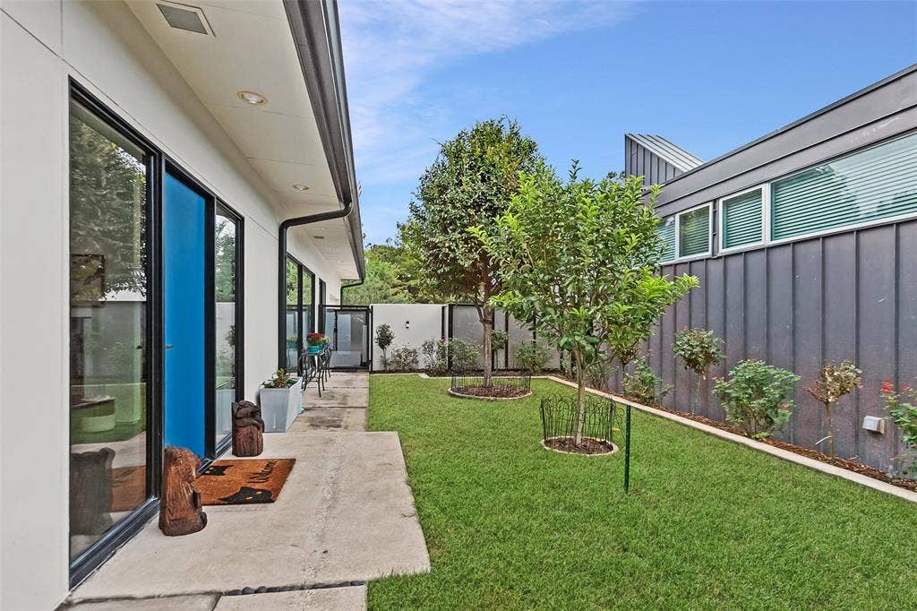 31 Vanguard Way, Dallas, TX 75243