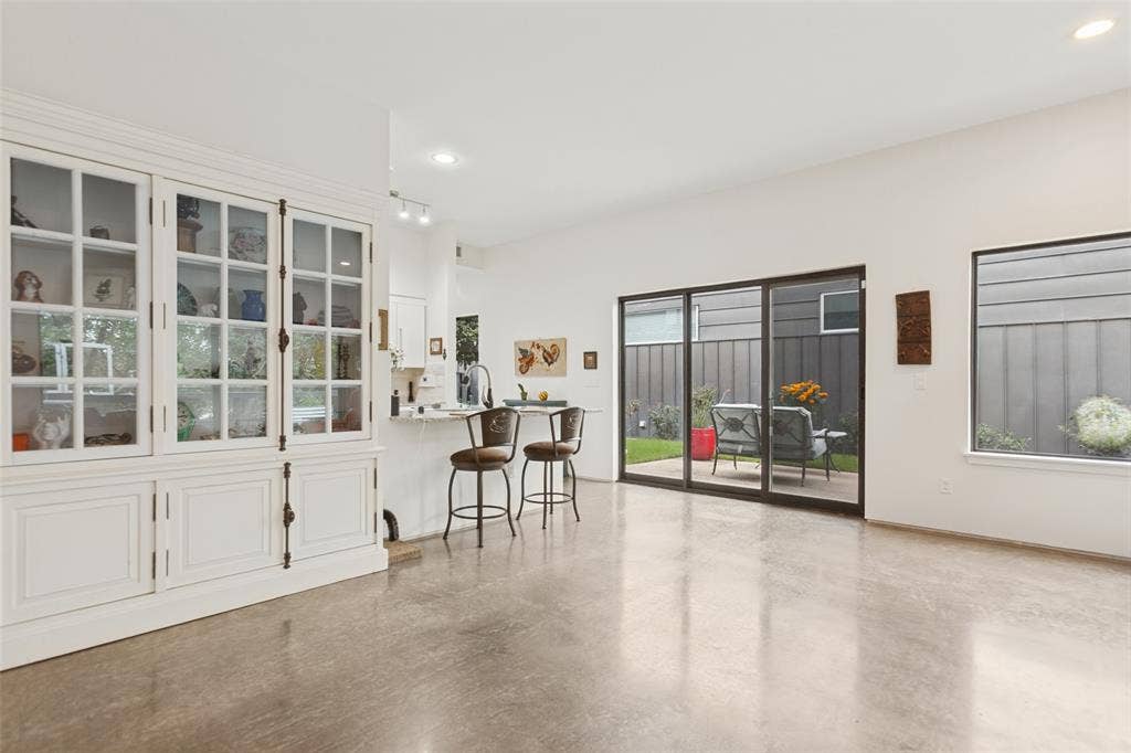 31 Vanguard Way, Dallas, TX 75243