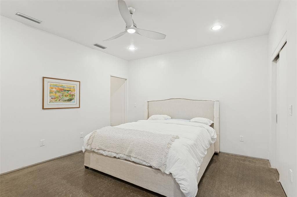 31 Vanguard Way, Dallas, TX 75243