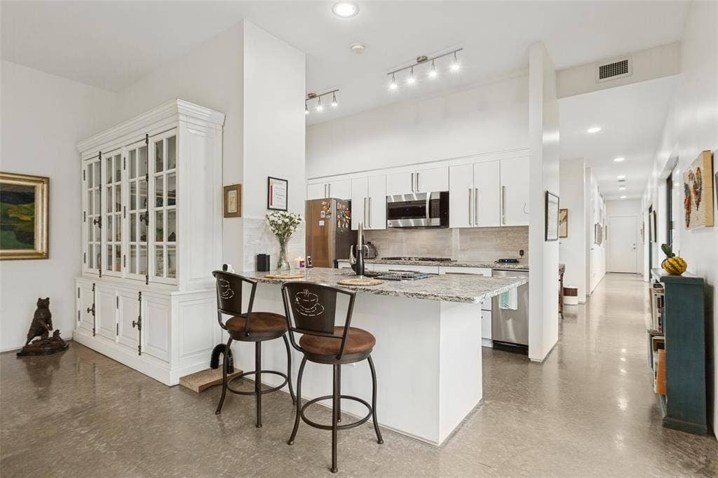 31 Vanguard Way, Dallas, TX 75243