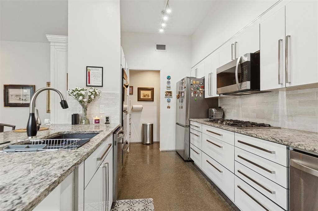 31 Vanguard Way, Dallas, TX 75243