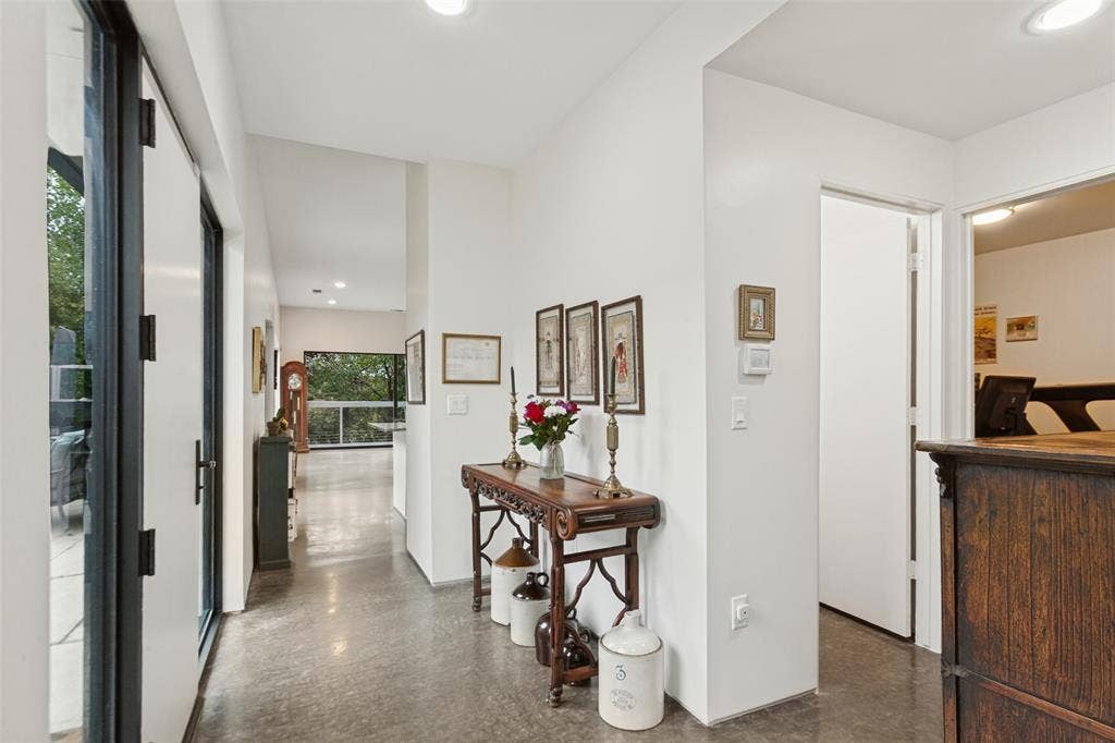 31 Vanguard Way, Dallas, TX 75243