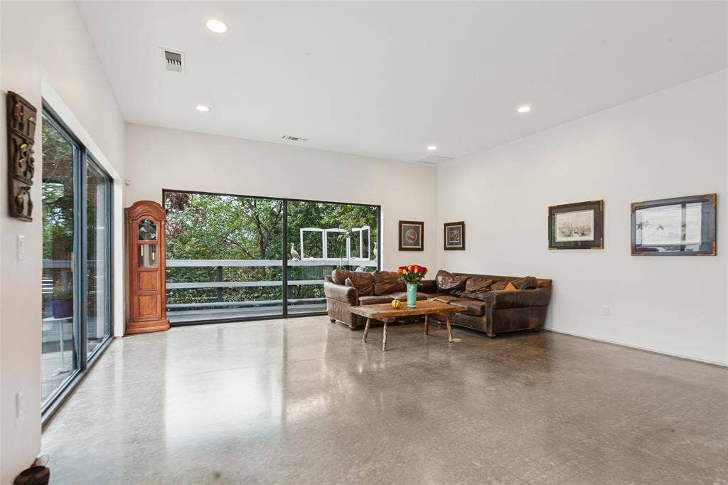 31 Vanguard Way, Dallas, TX 75243