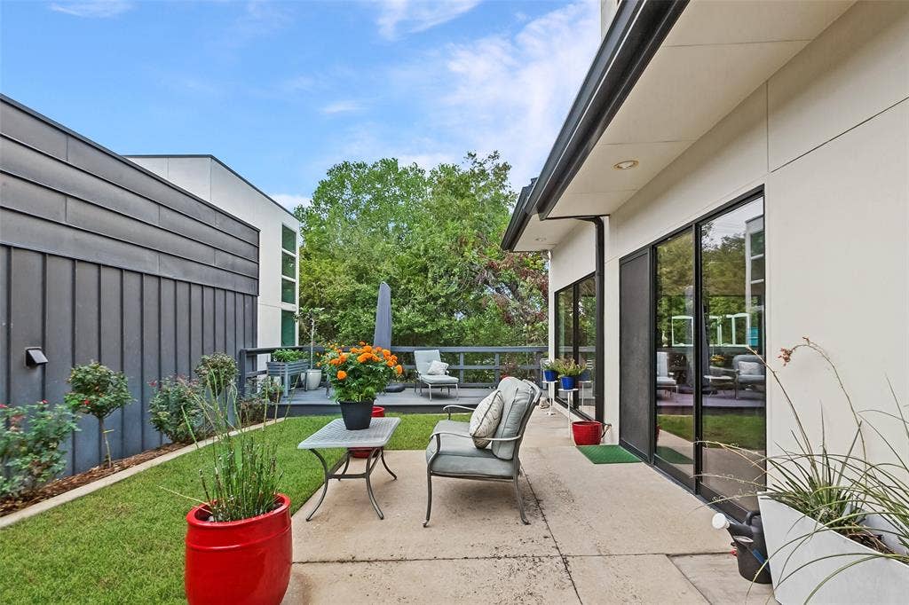 31 Vanguard Way, Dallas, TX 75243