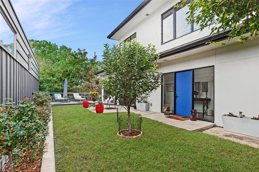 31 Vanguard Way, Dallas, TX 75243