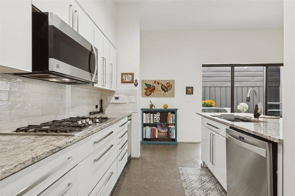 31 Vanguard Way, Dallas, TX 75243