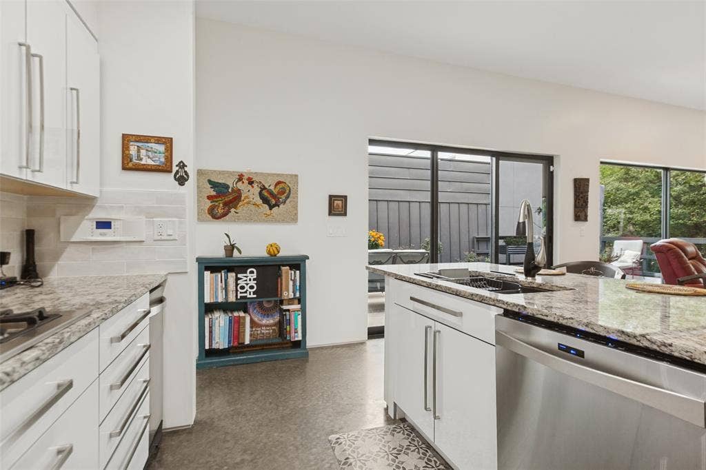 31 Vanguard Way, Dallas, TX 75243