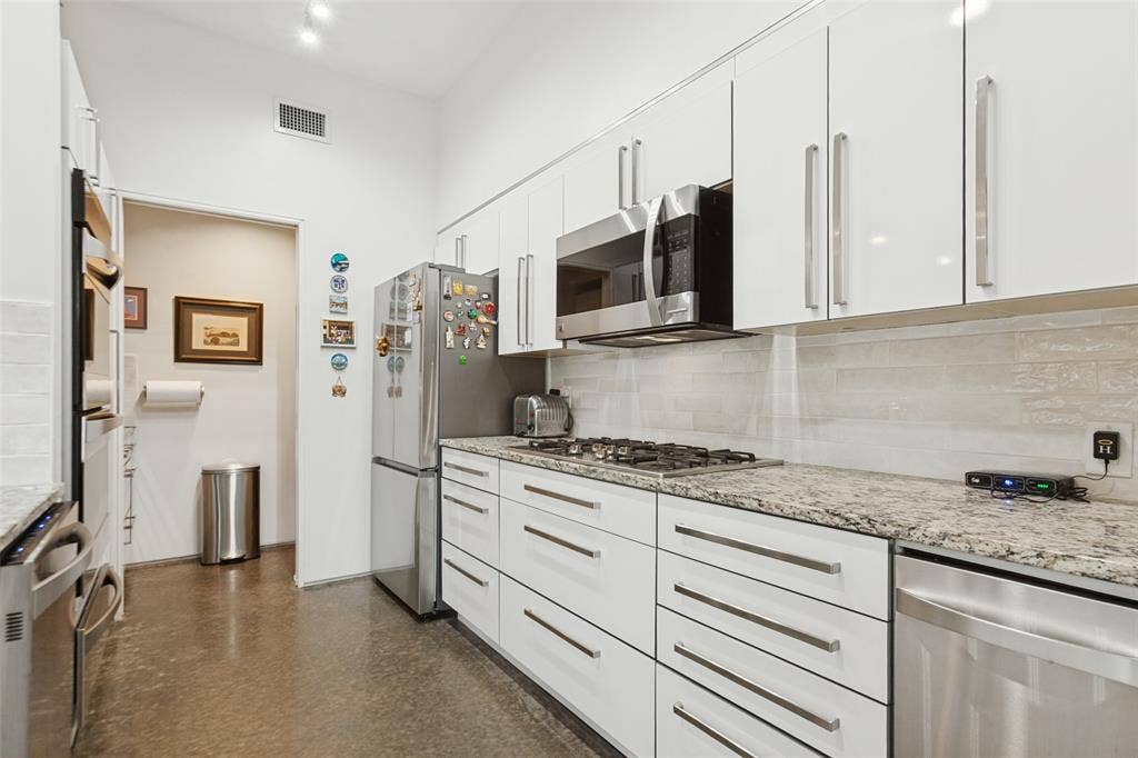 31 Vanguard Way, Dallas, TX 75243