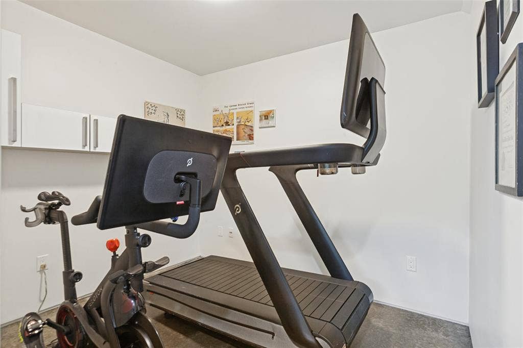 31 Vanguard Way, Dallas, TX 75243