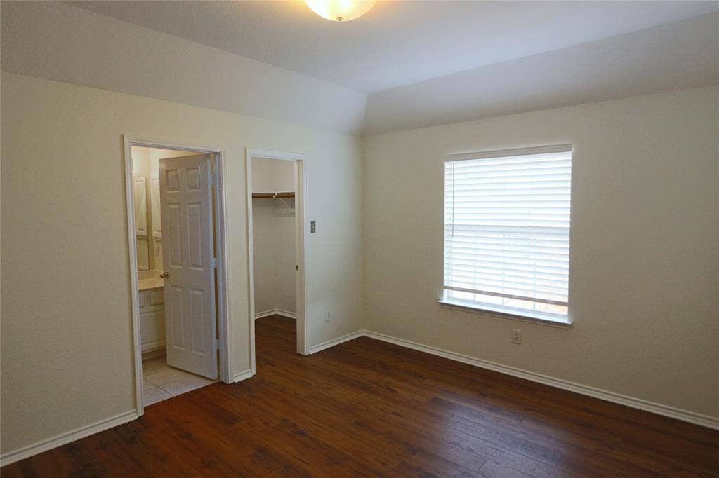 Fourth bedroom with private bathroom, walking closet, and medicine cabiet