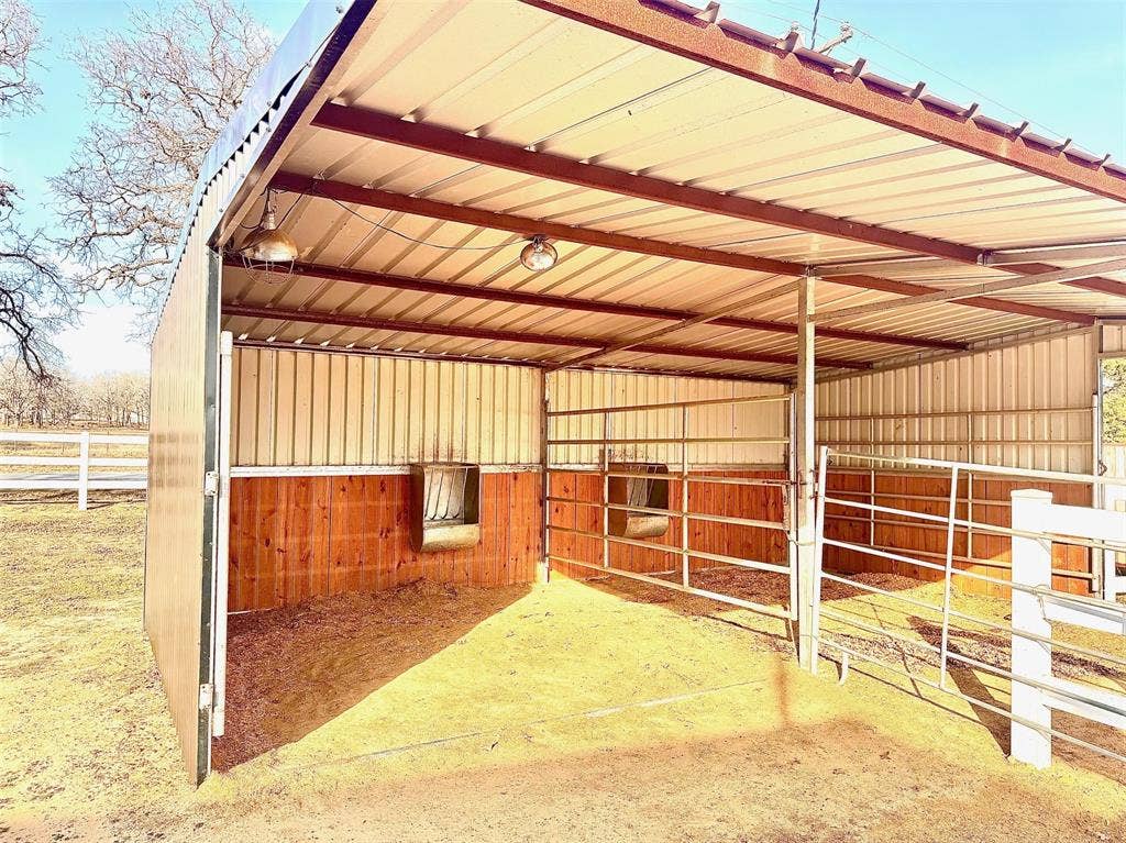 run in barn with gates to double as 2 stalls or one double stall