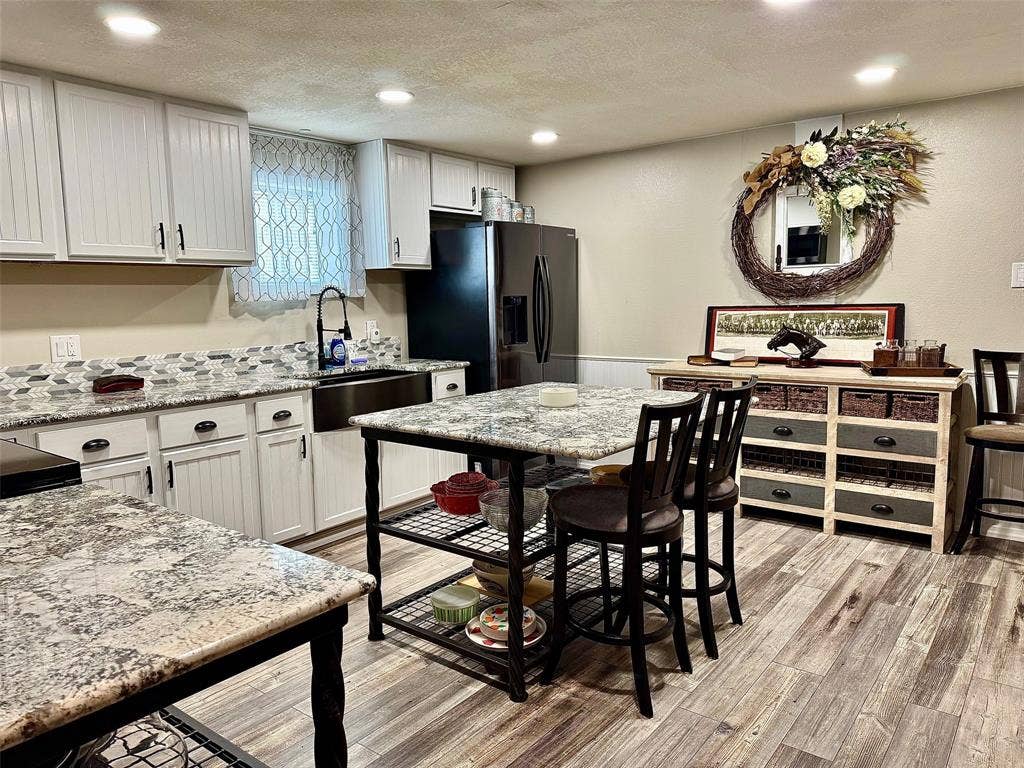 Cute farmhouse kitchen, new appliances w double oven