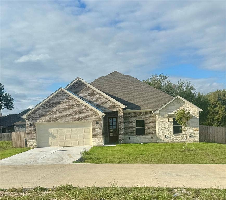 320 E Marshall Court, Palmer, TX 75152 320 E Marshall Court, Palmer, TX 75152