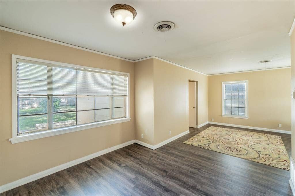 Sunny multipurpose dinging living area