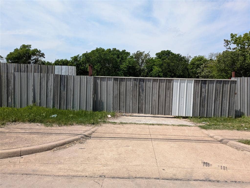 2437 Cedar Crest Boulevard, Dallas, TX 75203 2437 Cedar Crest Boulevard, Dallas, TX 75203