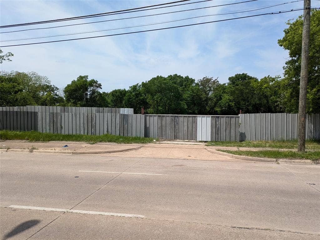 2437 Cedar Crest Boulevard, Dallas, TX 75203 2437 Cedar Crest Boulevard, Dallas, TX 75203