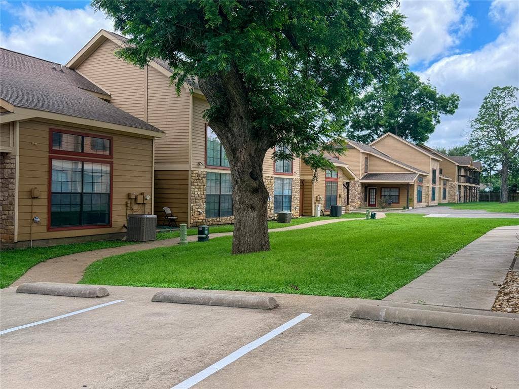 2410 S 2nd Street, #1373, Waco, TX 76706 Green space court yard