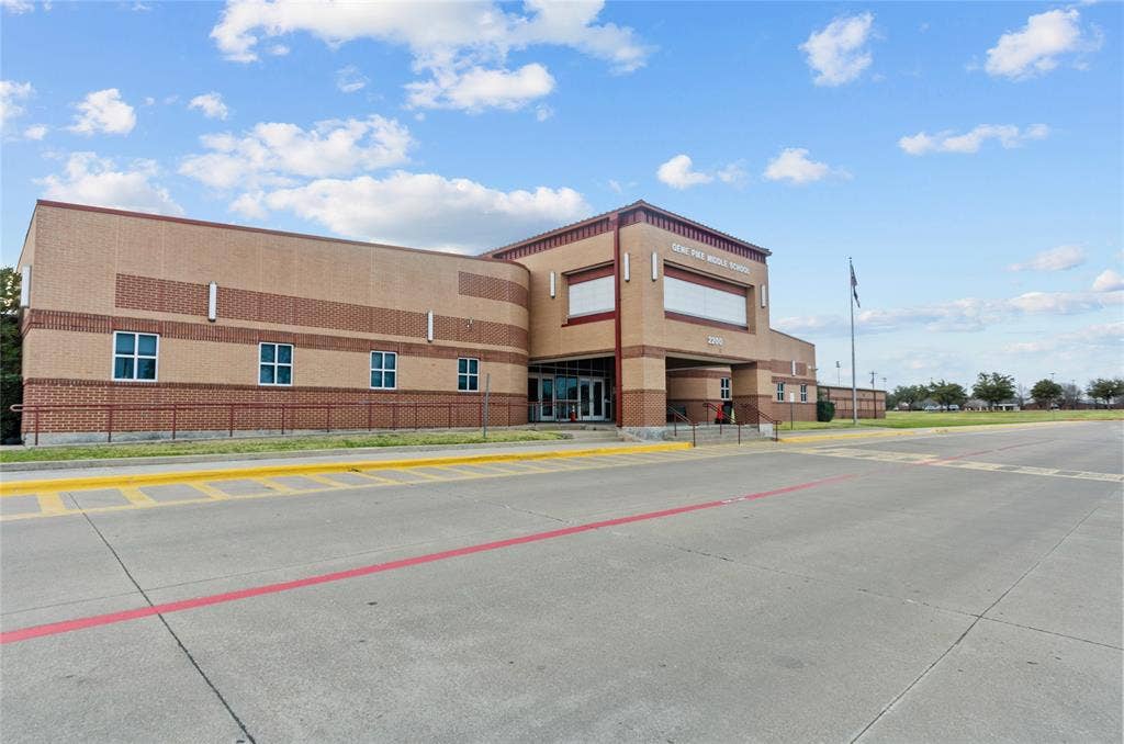 607 Tracy Court, Justin, TX 76247