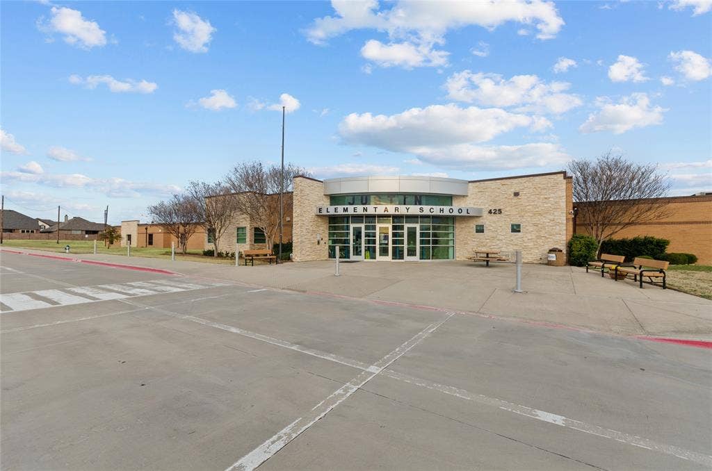607 Tracy Court, Justin, TX 76247