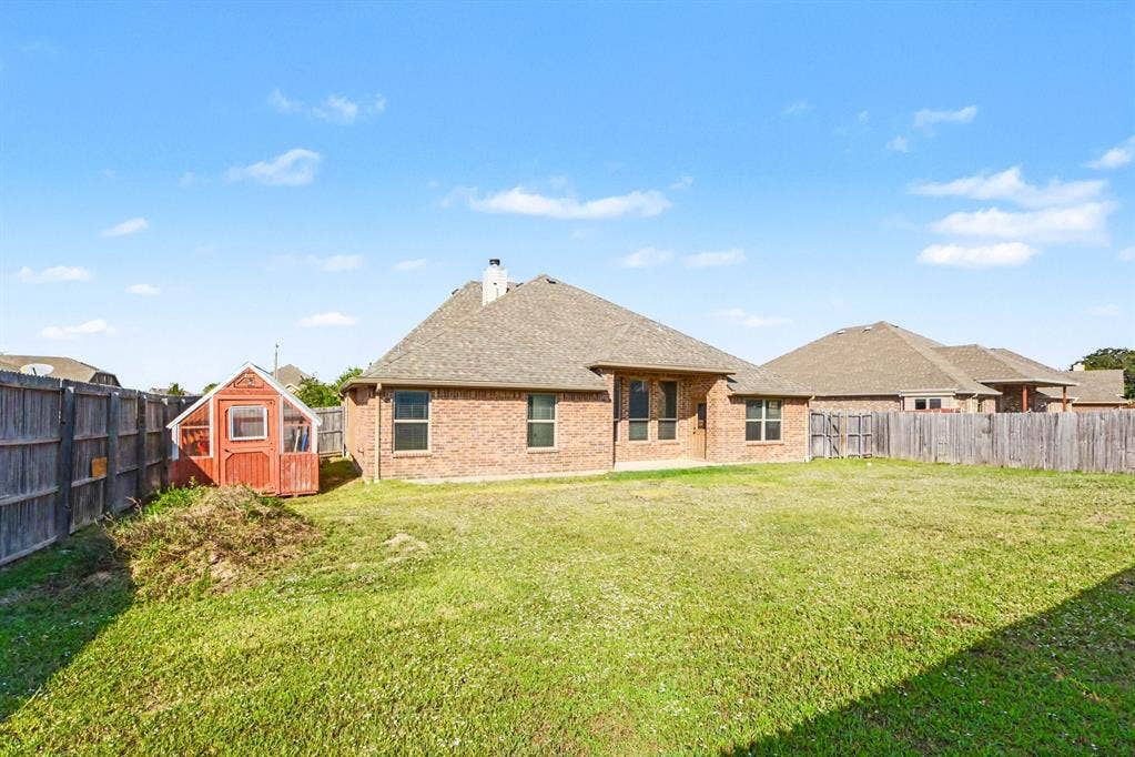 1005 Seminole Lane, Greenville, TX 75402 Room to enjoy the outdoors and garden.
