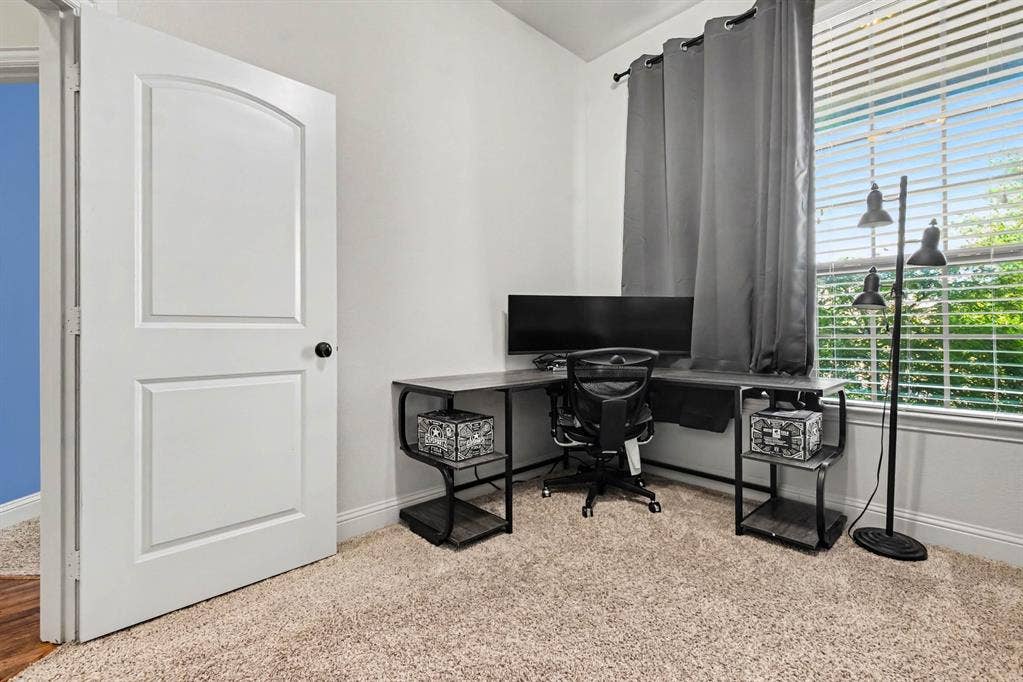 1005 Seminole Lane, Greenville, TX 75402 A flexible room for work or quiet pursuits.