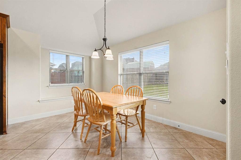 1005 Seminole Lane, Greenville, TX 75402 A sunny breakfast nook beside the kitchen.