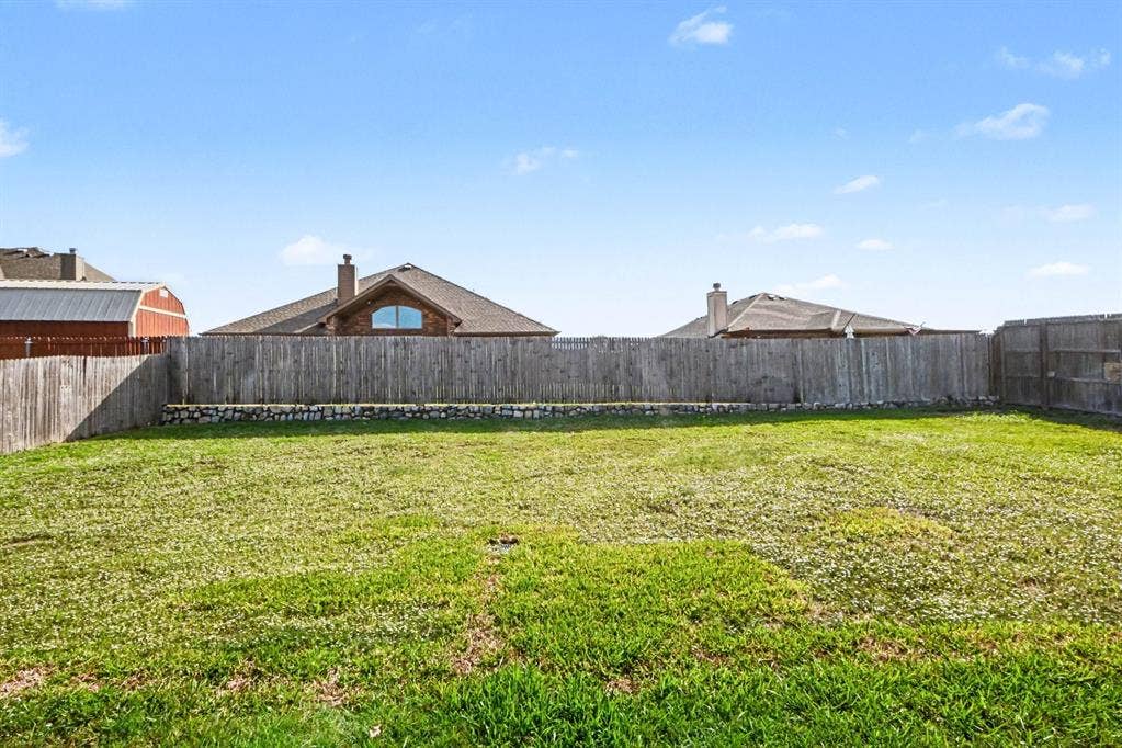 1005 Seminole Lane, Greenville, TX 75402 An expansive lawn for outdoor living.