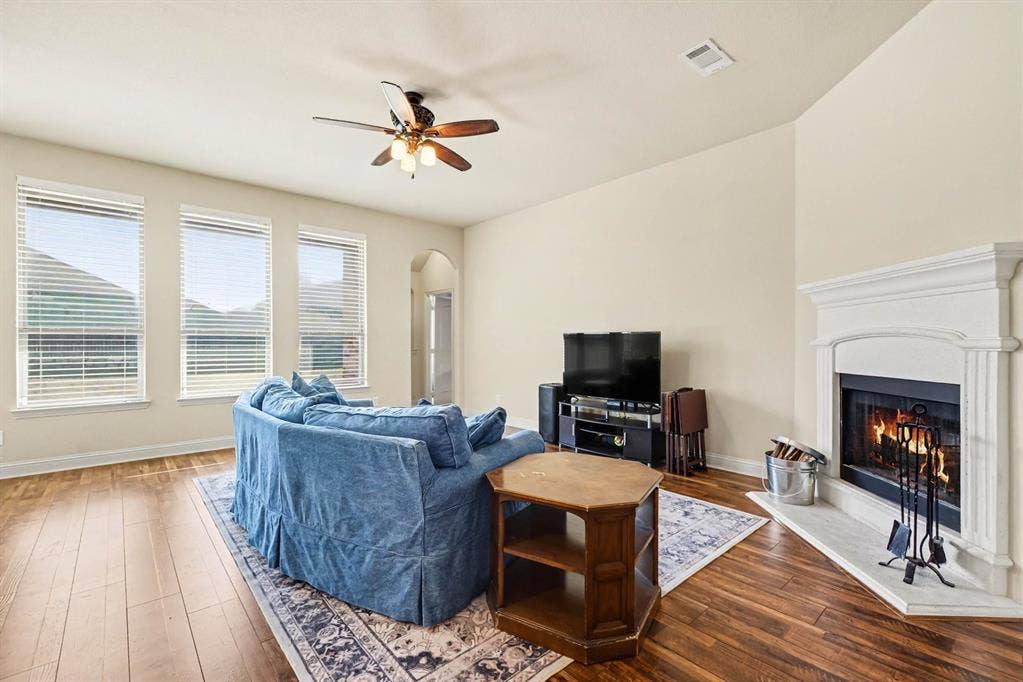 1005 Seminole Lane, Greenville, TX 75402 Natural light brightens the spacious living room.