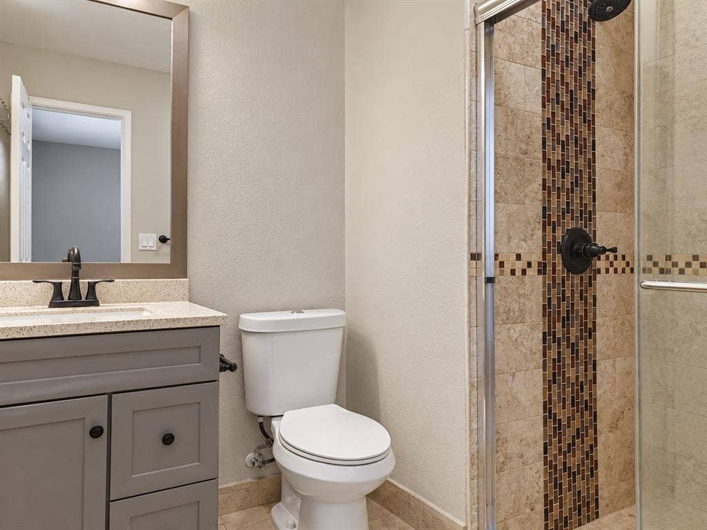 806 Greenhaven Drive, Richardson, TX 75080 En suite to primary bedroom
