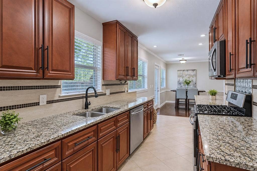 806 Greenhaven Drive, Richardson, TX 75080 Granite countertops, gas range, virtual staging
