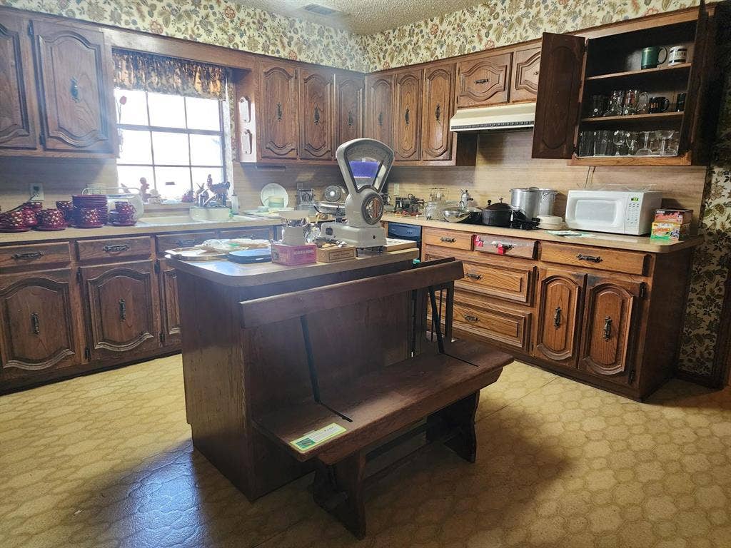 6510 Covecreek Place, Dallas, TX 75240 The house is ready for your design ideas!