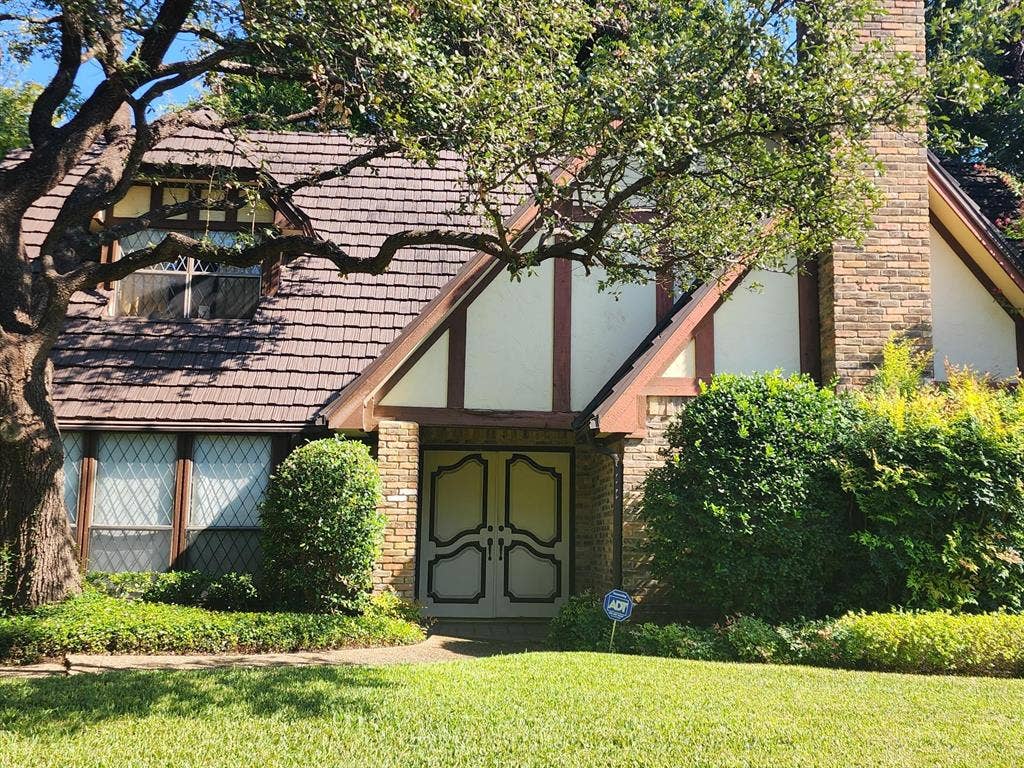 6510 Covecreek Place, Dallas, TX 75240 6510 Covecreek Place is a gorgeous English Tudor home that's been well-maintained and loved, in a very desirable North Dallas neighborhood.