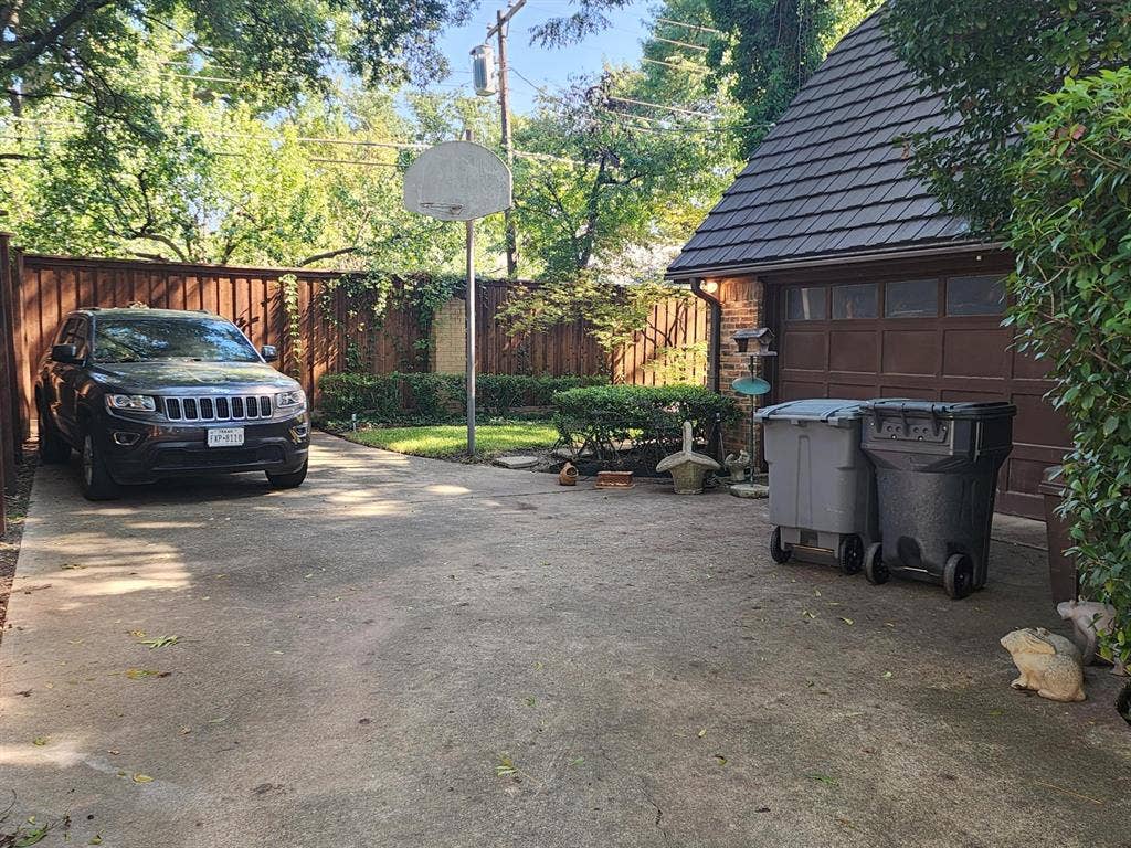 6510 Covecreek Place, Dallas, TX 75240 2-car garage and motor court