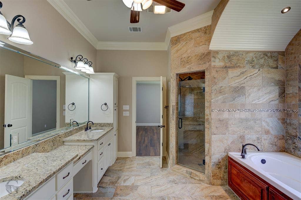 206 Tymark Drive, Bossier City, LA 71112 Large tub and separate shower