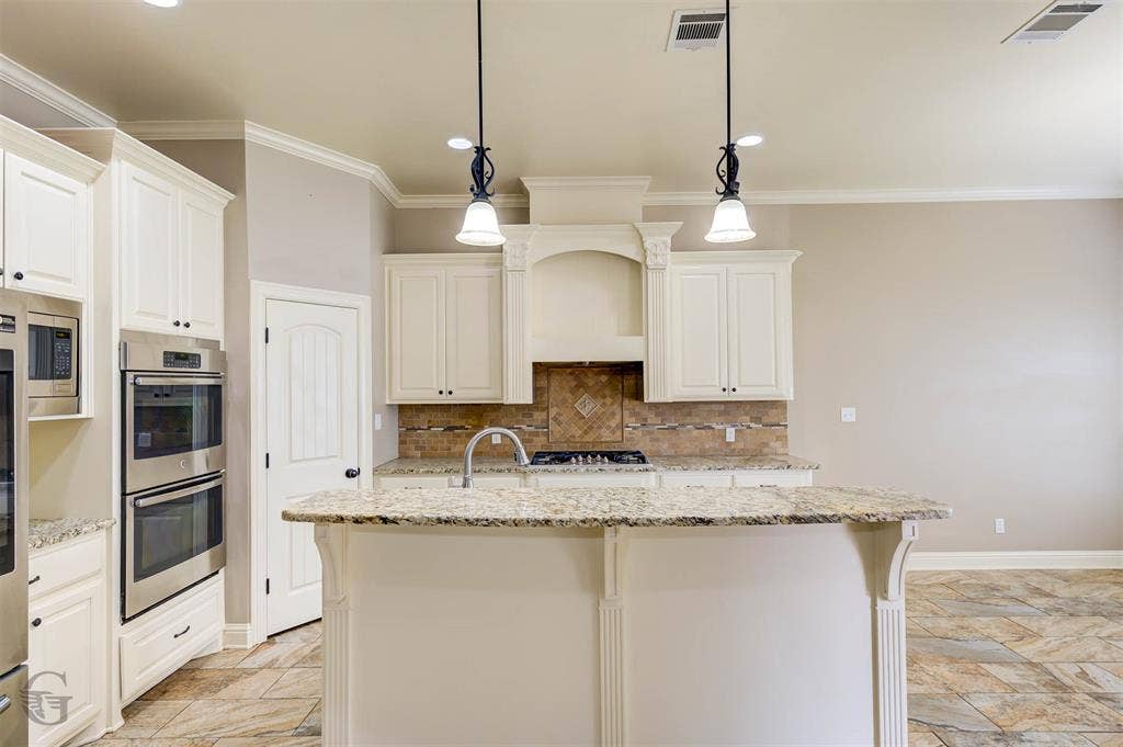 206 Tymark Drive, Bossier City, LA 71112 Stainless appliances, corner pantry and breakfast bar