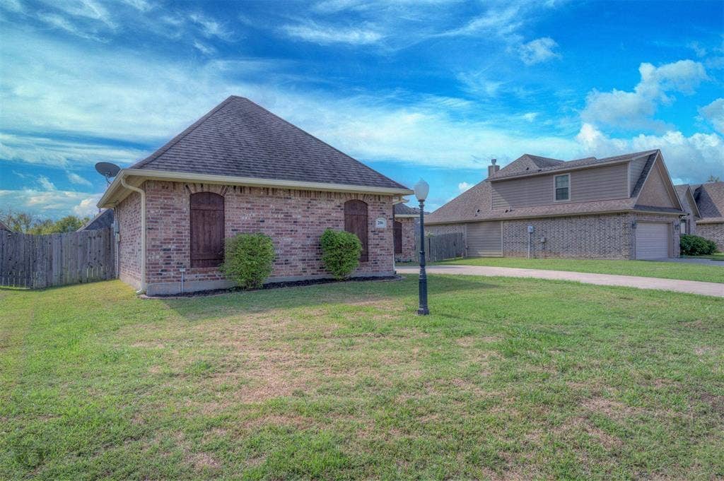 206 Tymark Drive, Bossier City, LA 71112 Front yard