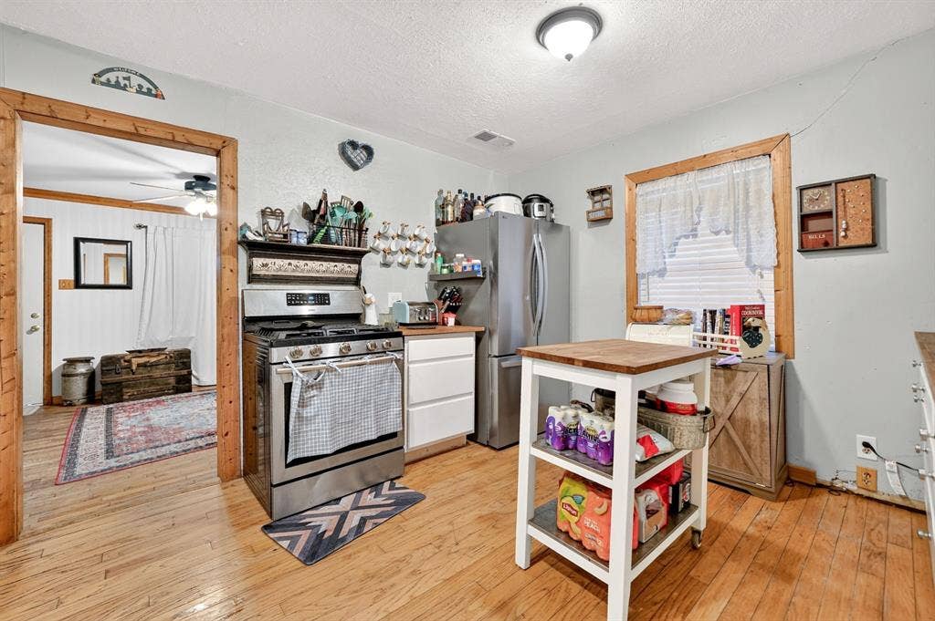 318 Charles Drive, Irving, TX 75060 318 Charles Drive, Irving, TX 75060