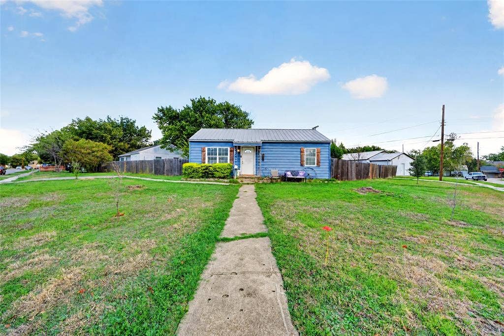 318 Charles Drive, Irving, TX 75060 318 Charles Drive, Irving, TX 75060