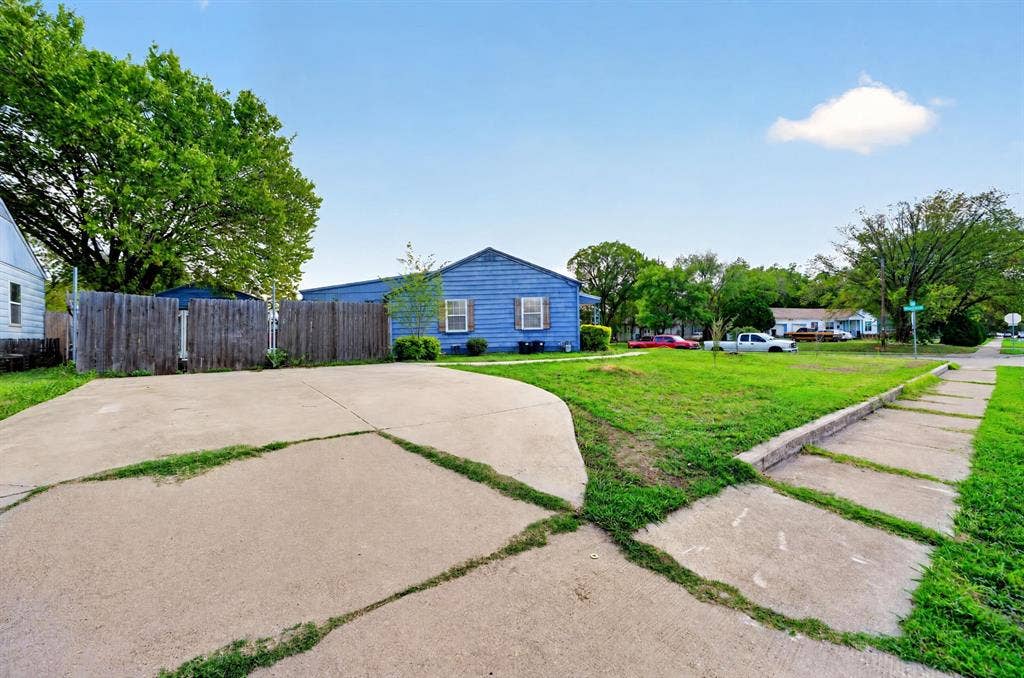 318 Charles Drive, Irving, TX 75060 318 Charles Drive, Irving, TX 75060
