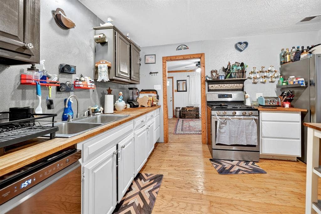 318 Charles Drive, Irving, TX 75060 318 Charles Drive, Irving, TX 75060