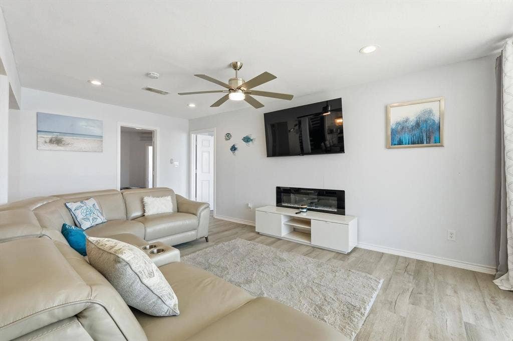 732 Blue Fathom Drive, Runaway Bay, TX 76426 732 Blue Fathom Drive, Runaway Bay, TX 76426