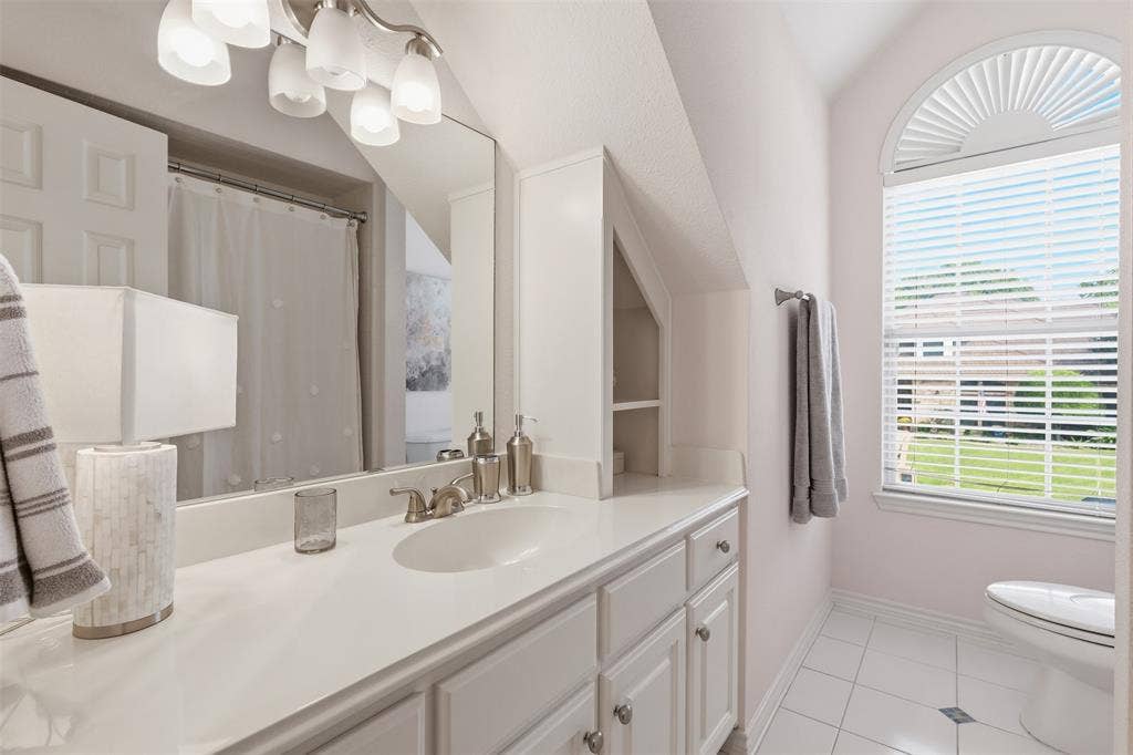 Jack and Jill bath between upstairs bedrooms