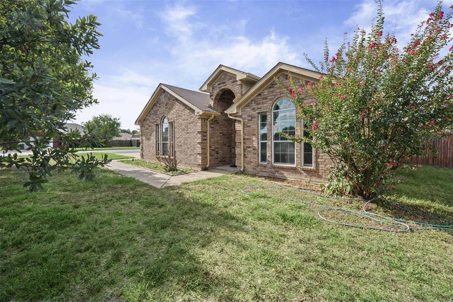 Property photo for 301 Wintergreen Court, Weatherford, TX