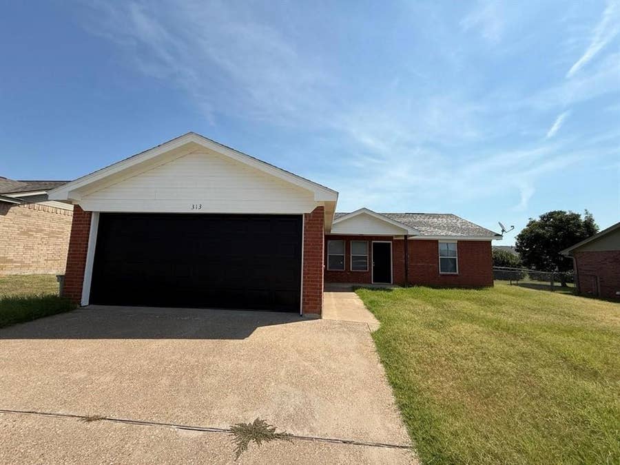 Property photo for 313 Kathy Lane, Granbury, TX