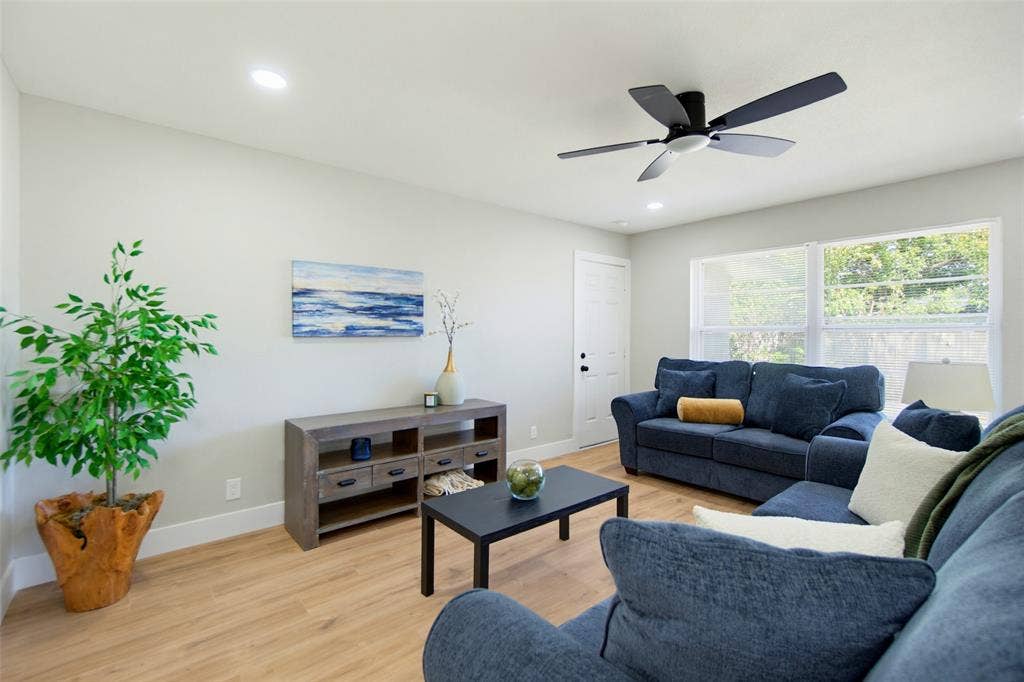 3049 Latham Drive, Dallas, TX 75229 3049 Latham Drive, Dallas, TX 75229