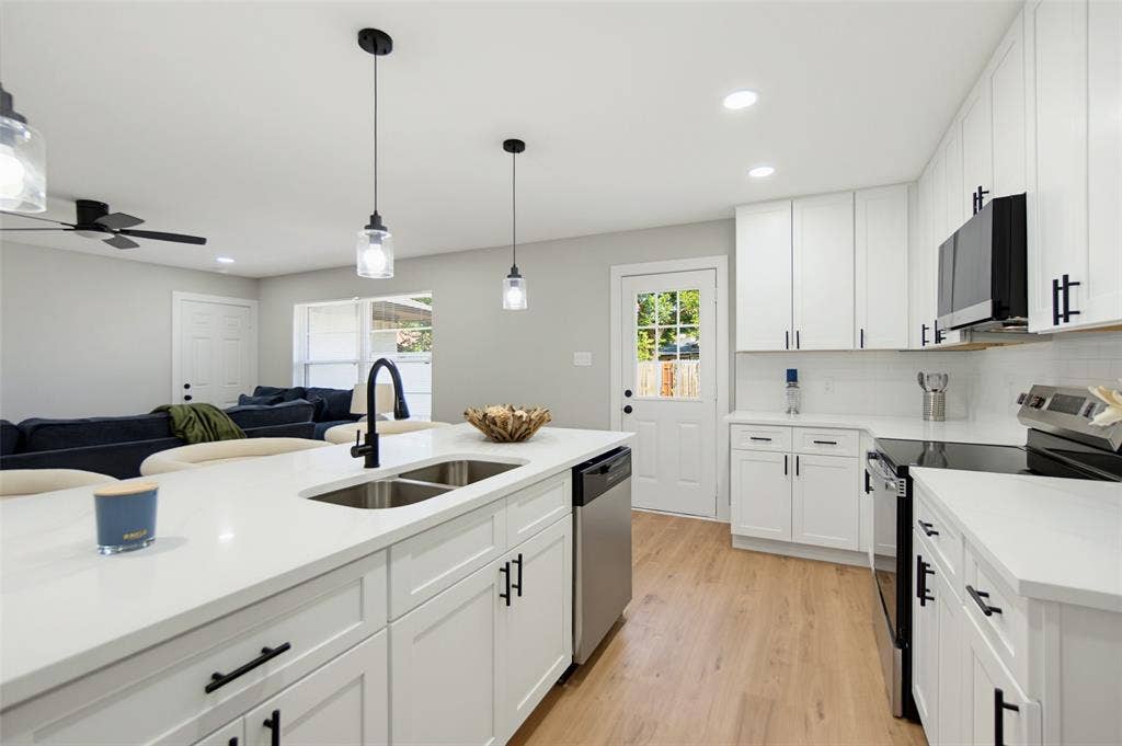 3049 Latham Drive, Dallas, TX 75229 3049 Latham Drive, Dallas, TX 75229