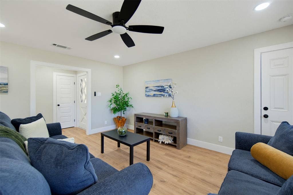 3049 Latham Drive, Dallas, TX 75229 3049 Latham Drive, Dallas, TX 75229